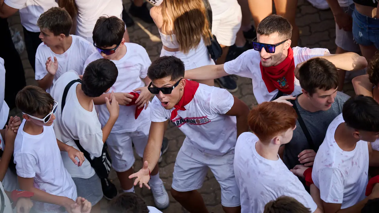 Cientos de personas celebran el Chupinazo de fiestas de Barañáin 2025. PABLO LASAOSA