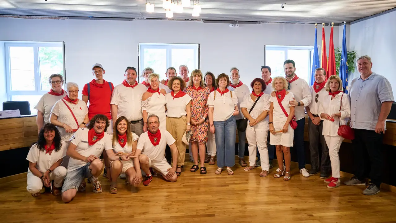 Cientos de personas celebran el Chupinazo de fiestas de Barañáin 2025. PABLO LASAOSA