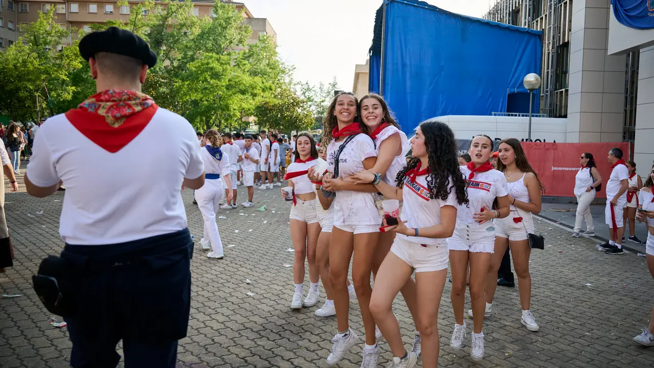 Cientos de personas celebran el Chupinazo de fiestas de Barañáin 2025. PABLO LASAOSA
