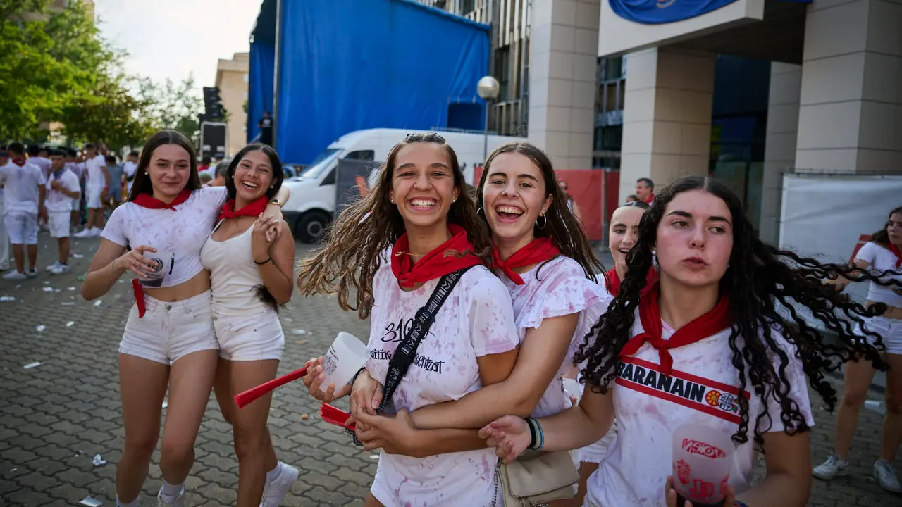 Cientos de personas celebran el Chupinazo de fiestas de Barañáin 2025. PABLO LASAOSA