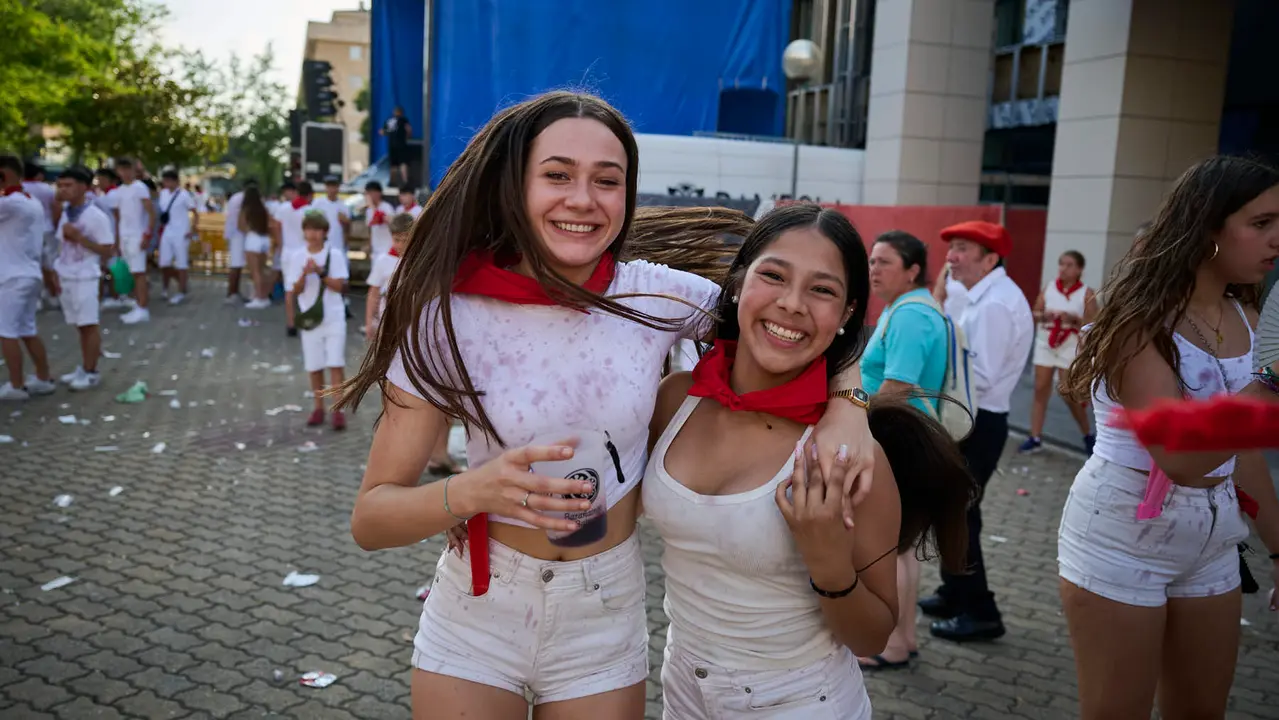 Cientos de personas celebran el Chupinazo de fiestas de Barañáin 2025. PABLO LASAOSA