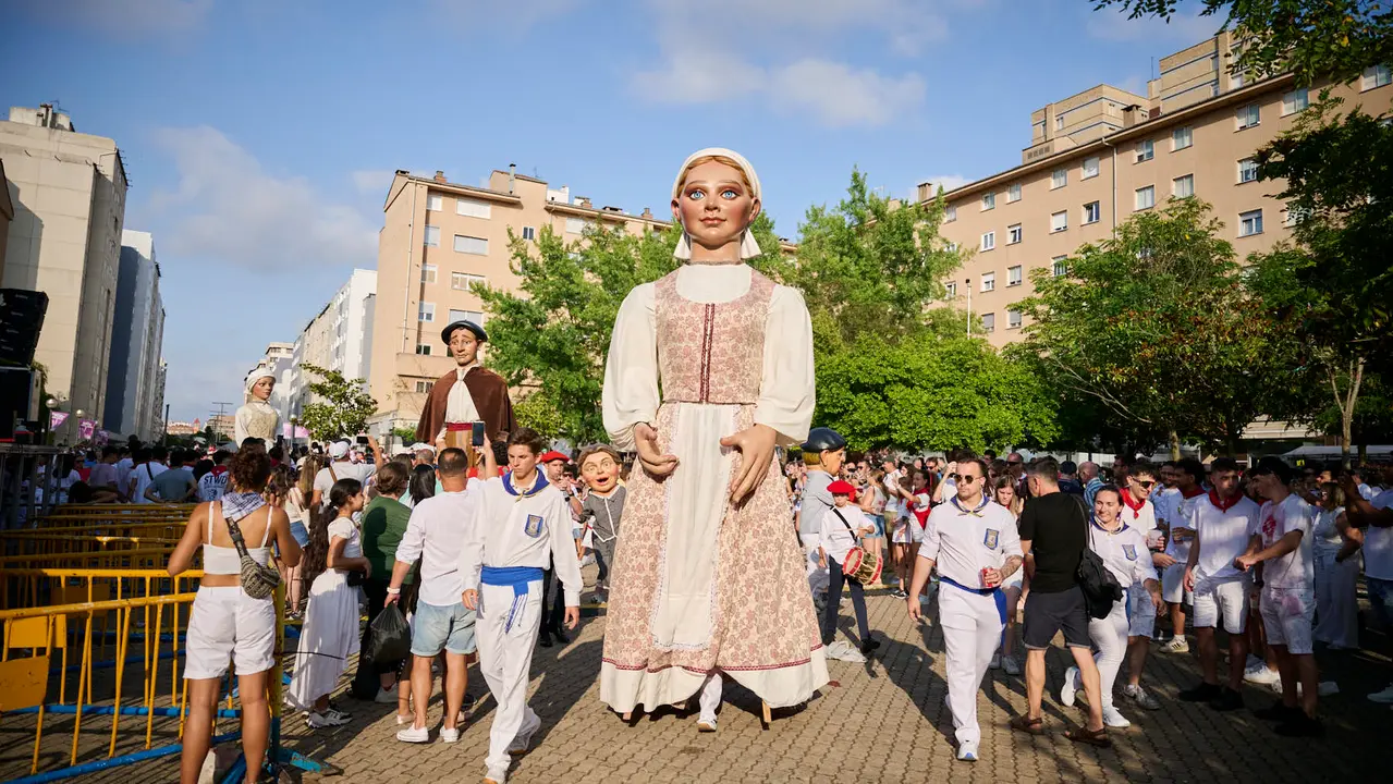 Cientos de personas celebran el Chupinazo de fiestas de Barañáin 2025. PABLO LASAOSA