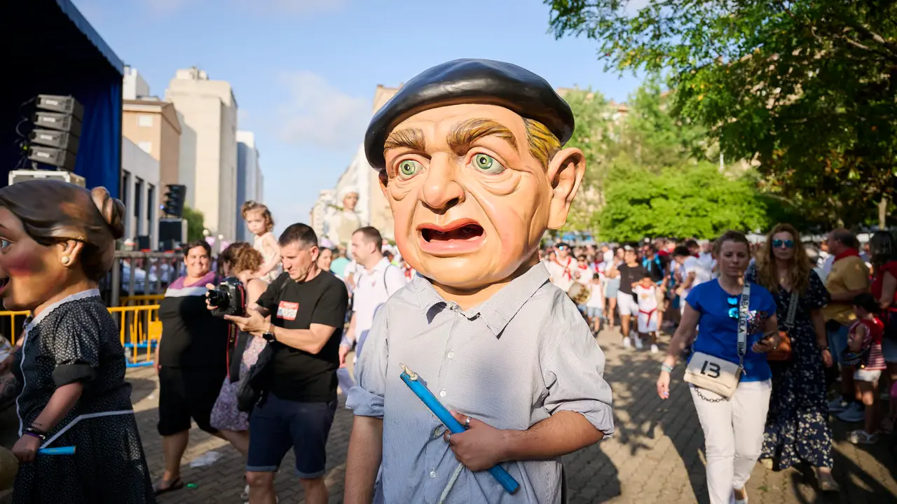 Cientos de personas celebran el Chupinazo de fiestas de Barañáin 2025. PABLO LASAOSA