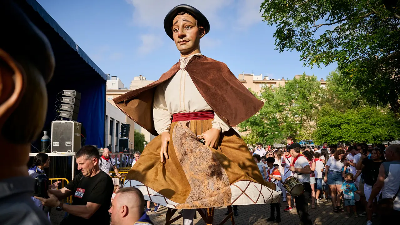 Cientos de personas celebran el Chupinazo de fiestas de Barañáin 2025. PABLO LASAOSA