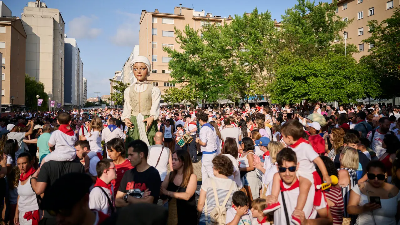 Cientos de personas celebran el Chupinazo de fiestas de Barañáin 2025. PABLO LASAOSA