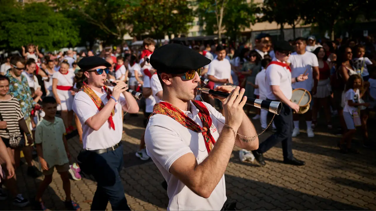 Cientos de personas celebran el Chupinazo de fiestas de Barañáin 2025. PABLO LASAOSA