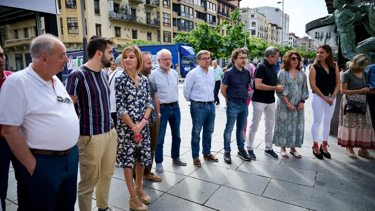 Inauguración de inscripciones dedicadas a las dieciséis personas fallecidas en el Encierro desde comienzos del siglo XX en el Monumento al Encierro de Pamplona. PABLO LASAOSA