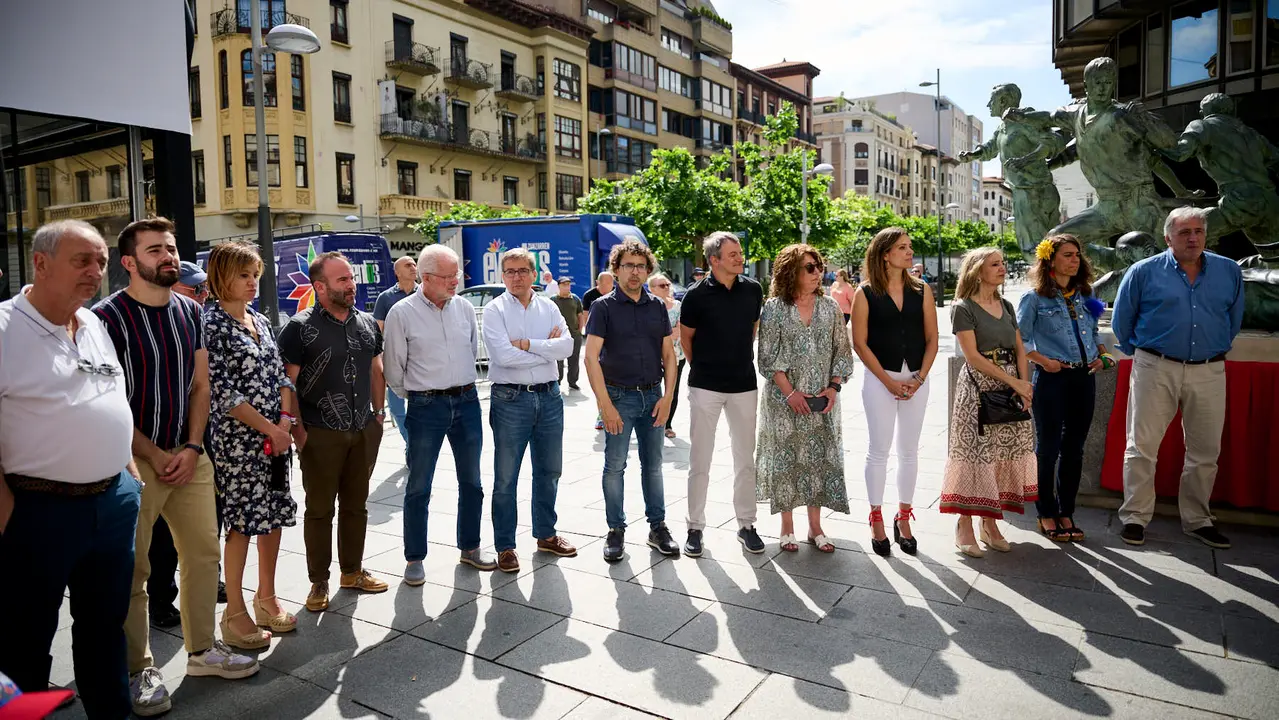 Inauguración de inscripciones dedicadas a las dieciséis personas fallecidas en el Encierro desde comienzos del siglo XX en el Monumento al Encierro de Pamplona. PABLO LASAOSA