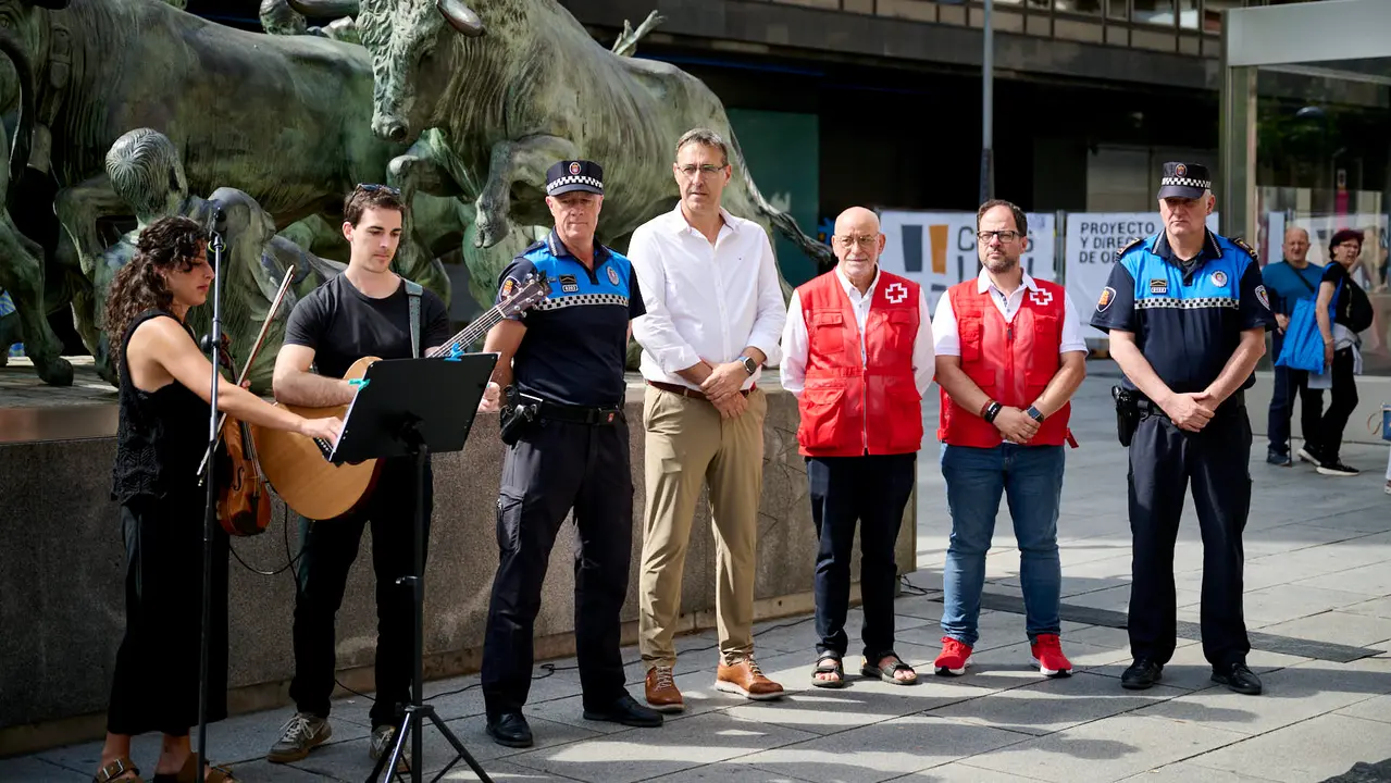 Inauguración de inscripciones dedicadas a las dieciséis personas fallecidas en el Encierro desde comienzos del siglo XX en el Monumento al Encierro de Pamplona. PABLO LASAOSA
