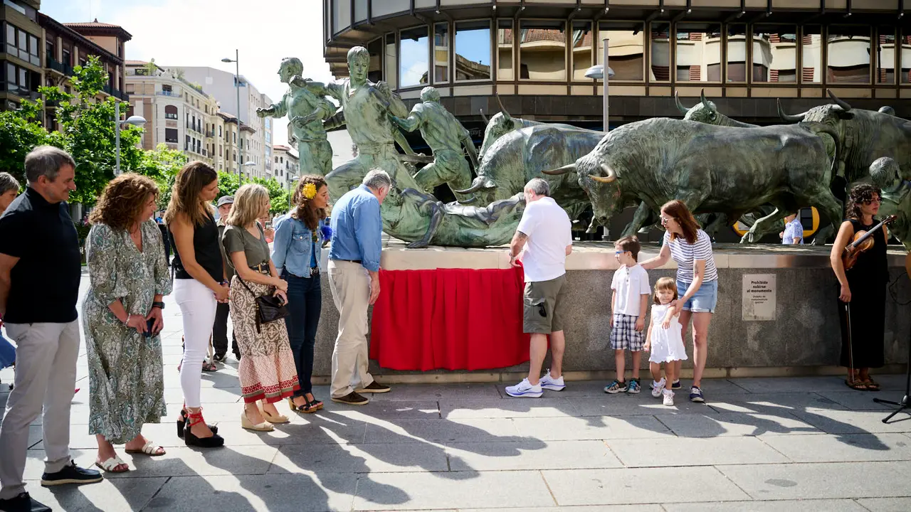 Inauguración de inscripciones dedicadas a las dieciséis personas fallecidas en el Encierro desde comienzos del siglo XX en el Monumento al Encierro de Pamplona. PABLO LASAOSA