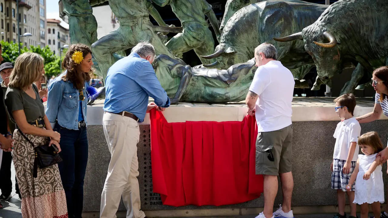 Inauguración de inscripciones dedicadas a las dieciséis personas fallecidas en el Encierro desde comienzos del siglo XX en el Monumento al Encierro de Pamplona. PABLO LASAOSA