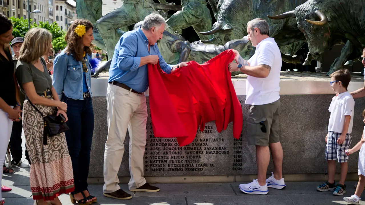 Inauguración de inscripciones dedicadas a las dieciséis personas fallecidas en el Encierro desde comienzos del siglo XX en el Monumento al Encierro de Pamplona. PABLO LASAOSA