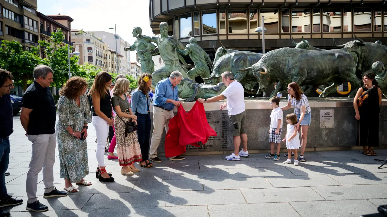 Inauguración de inscripciones dedicadas a las dieciséis personas fallecidas en el Encierro desde comienzos del siglo XX en el Monumento al Encierro de Pamplona. PABLO LASAOSA
