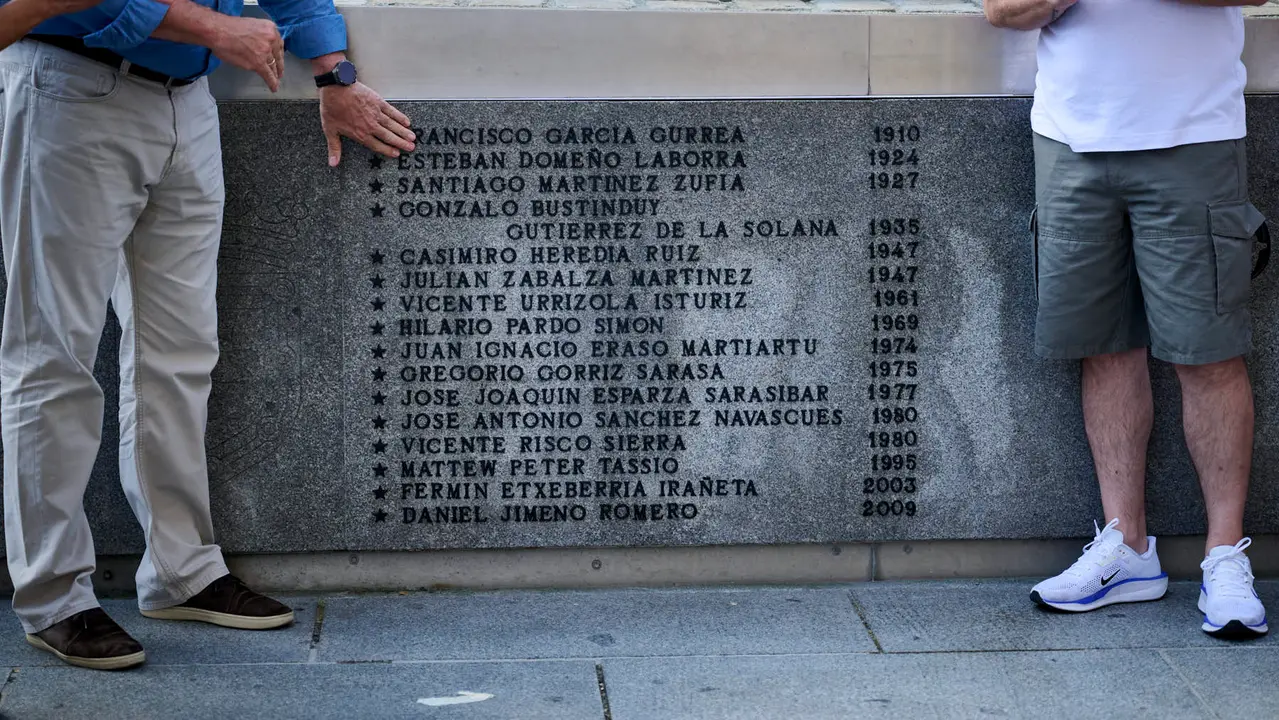 Inauguración de inscripciones dedicadas a las dieciséis personas fallecidas en el Encierro desde comienzos del siglo XX en el Monumento al Encierro de Pamplona. PABLO LASAOSA