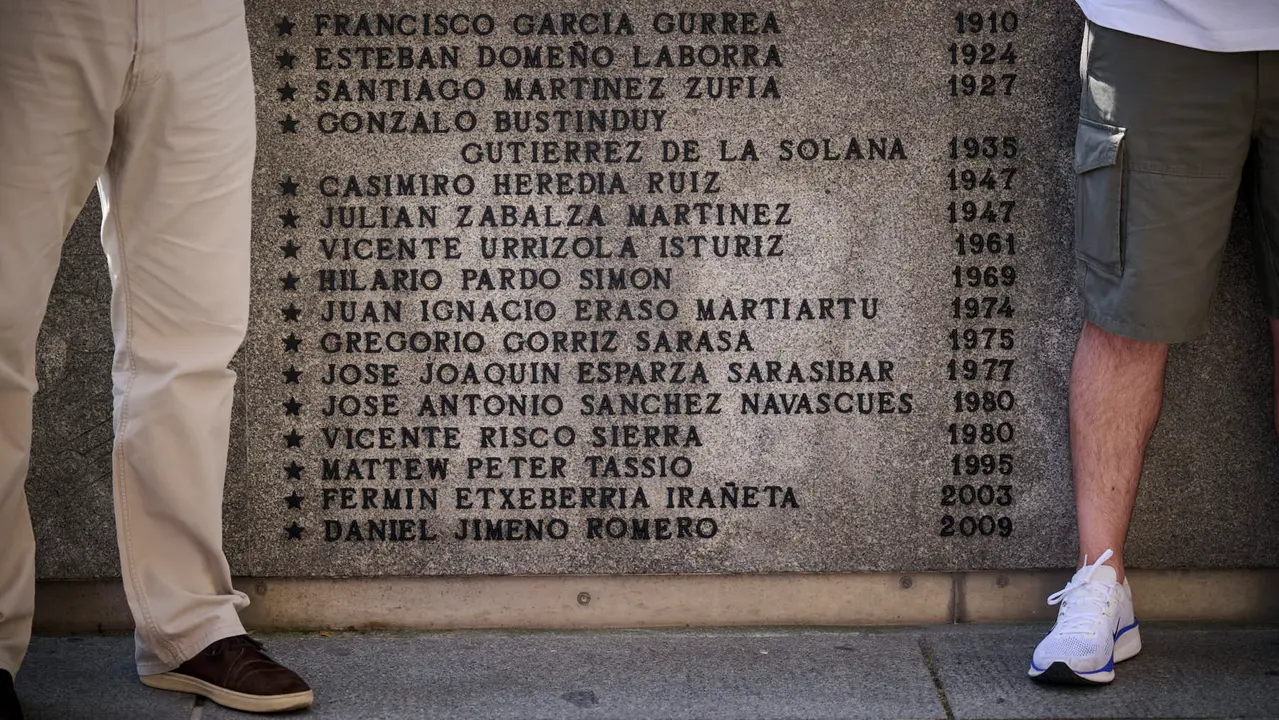 Inauguración de inscripciones dedicadas a las dieciséis personas fallecidas en el Encierro desde comienzos del siglo XX en el Monumento al Encierro de Pamplona. PABLO LASAOSA