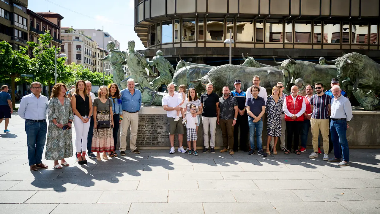 Inauguración de inscripciones dedicadas a las dieciséis personas fallecidas en el Encierro desde comienzos del siglo XX en el Monumento al Encierro de Pamplona. PABLO LASAOSA