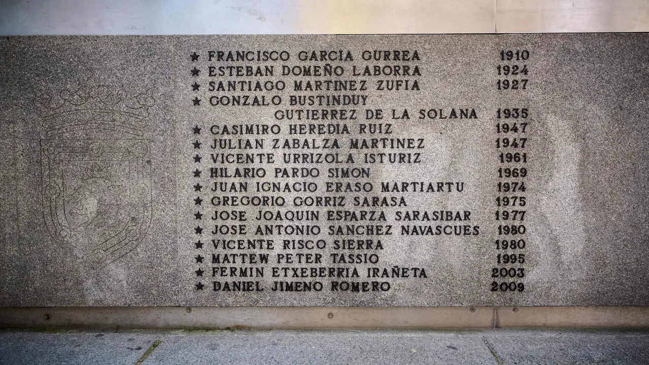 Inauguración de inscripciones dedicadas a las dieciséis personas fallecidas en el Encierro desde comienzos del siglo XX en el Monumento al Encierro de Pamplona. PABLO LASAOSA