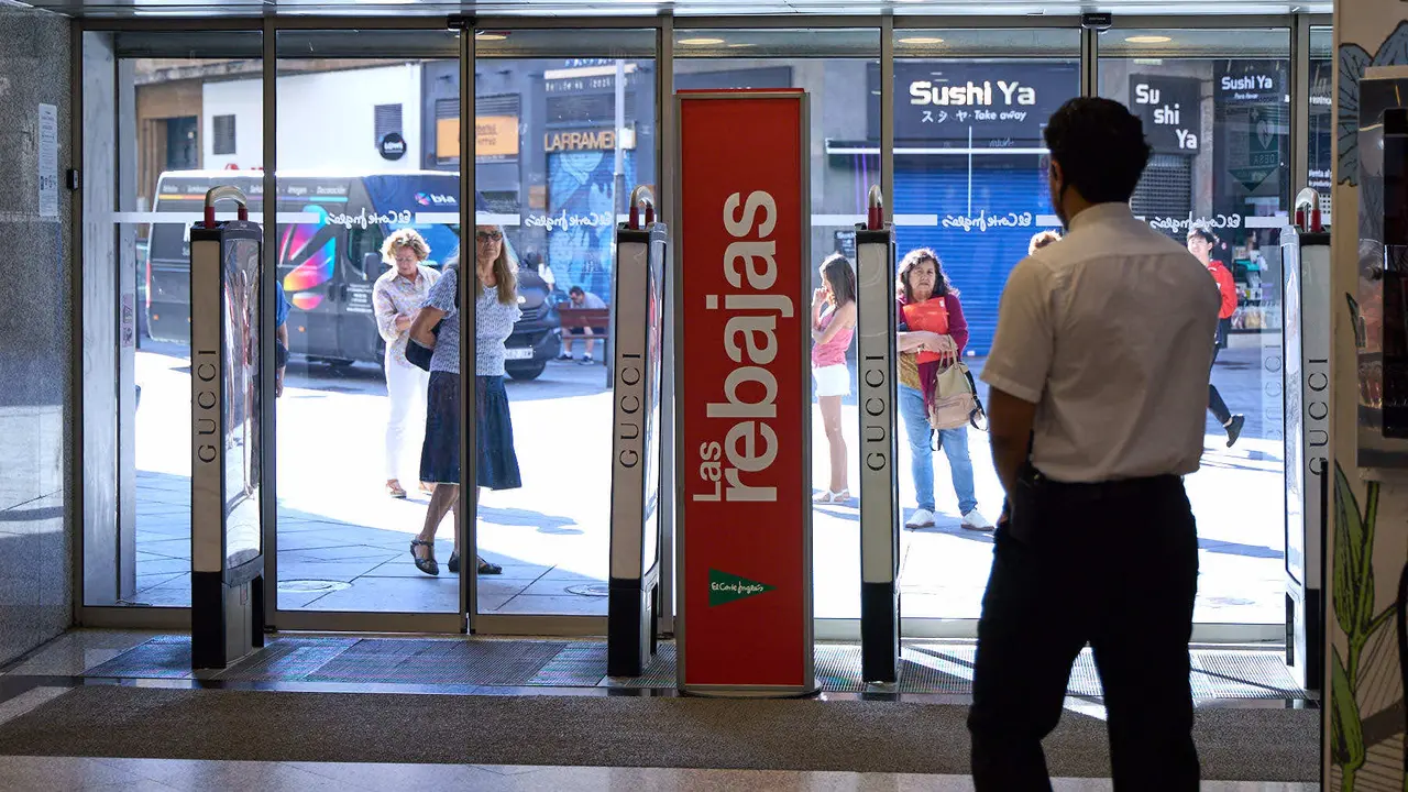 Inicio de la campaña de Rebajas de Verano en El Corte Inglés de Pamplona. IÑIGO ALZUGARAY