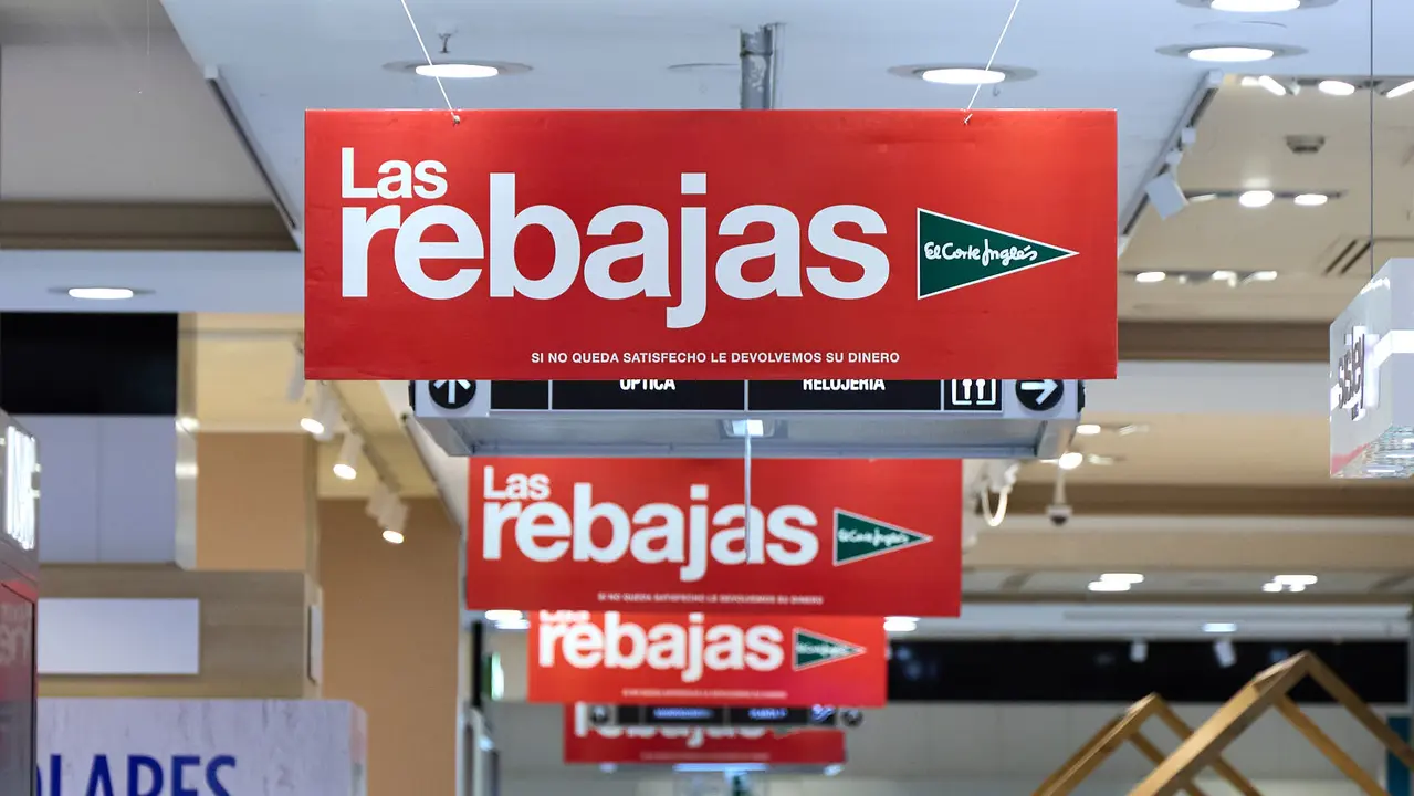 Inicio de la campaña de Rebajas de Verano en El Corte Inglés de Pamplona. IÑIGO ALZUGARAY