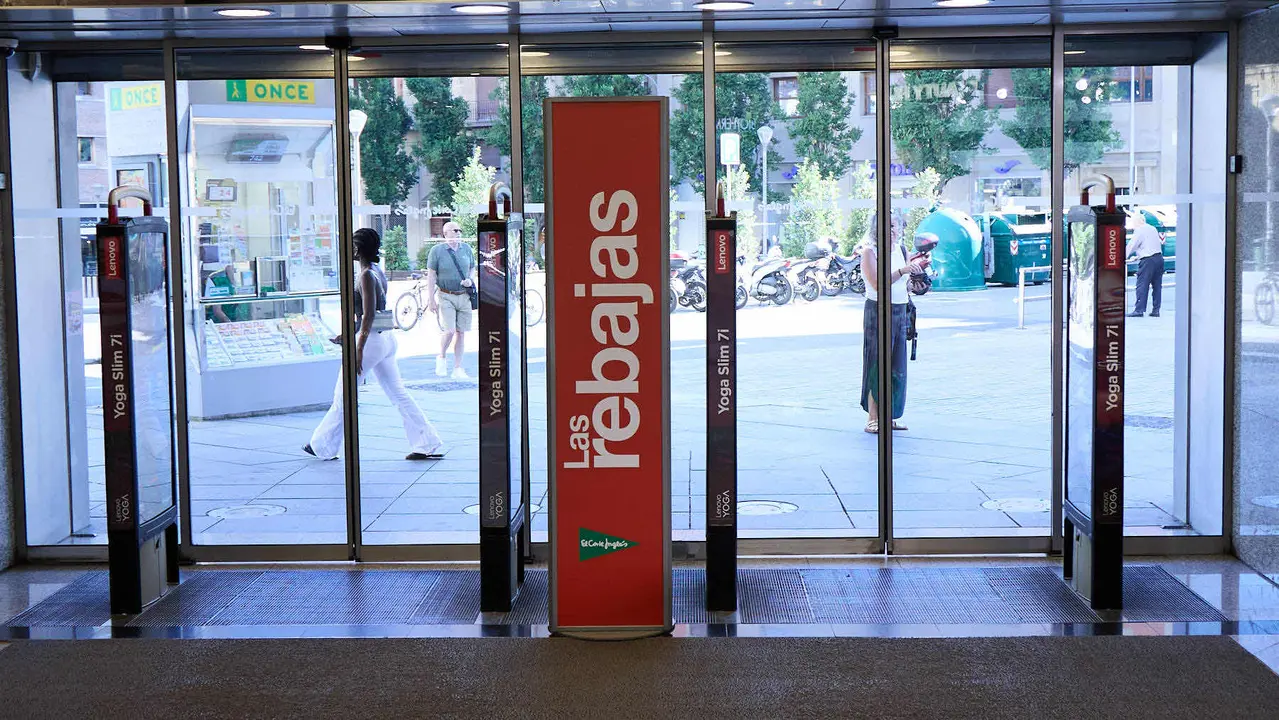 Inicio de la campaña de Rebajas de Verano en El Corte Inglés de Pamplona. IÑIGO ALZUGARAY