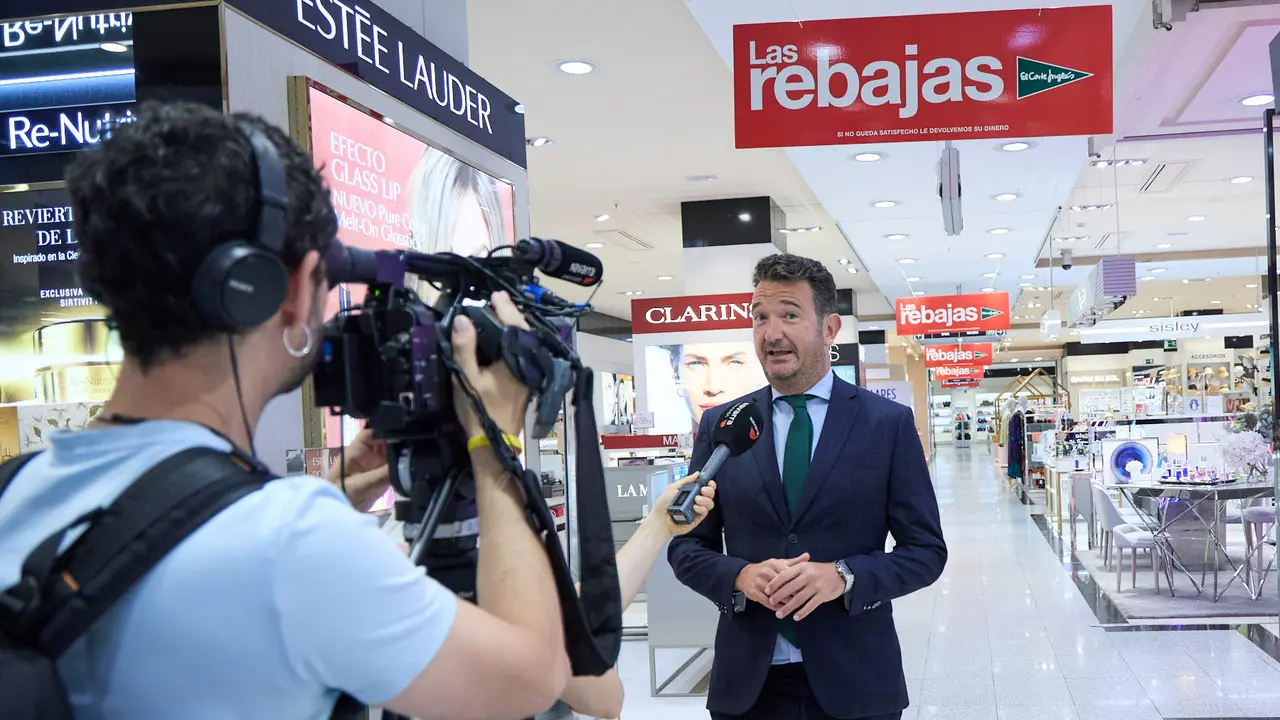 Inicio de la campaña de Rebajas de Verano en El Corte Inglés de Pamplona. IÑIGO ALZUGARAY