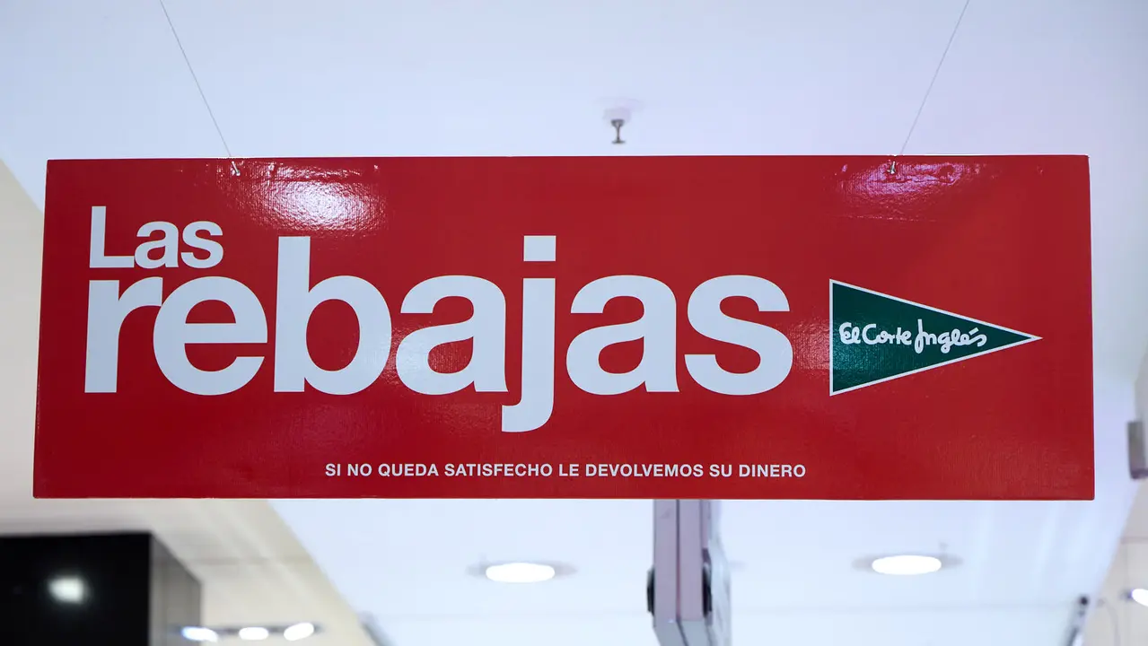 Inicio de la campaña de Rebajas de Verano en El Corte Inglés de Pamplona. IÑIGO ALZUGARAY