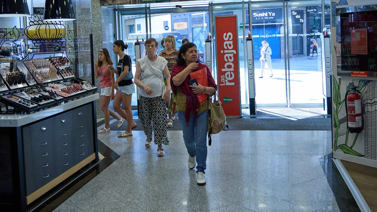 Inicio de la campaña de Rebajas de Verano en El Corte Inglés de Pamplona. IÑIGO ALZUGARAY