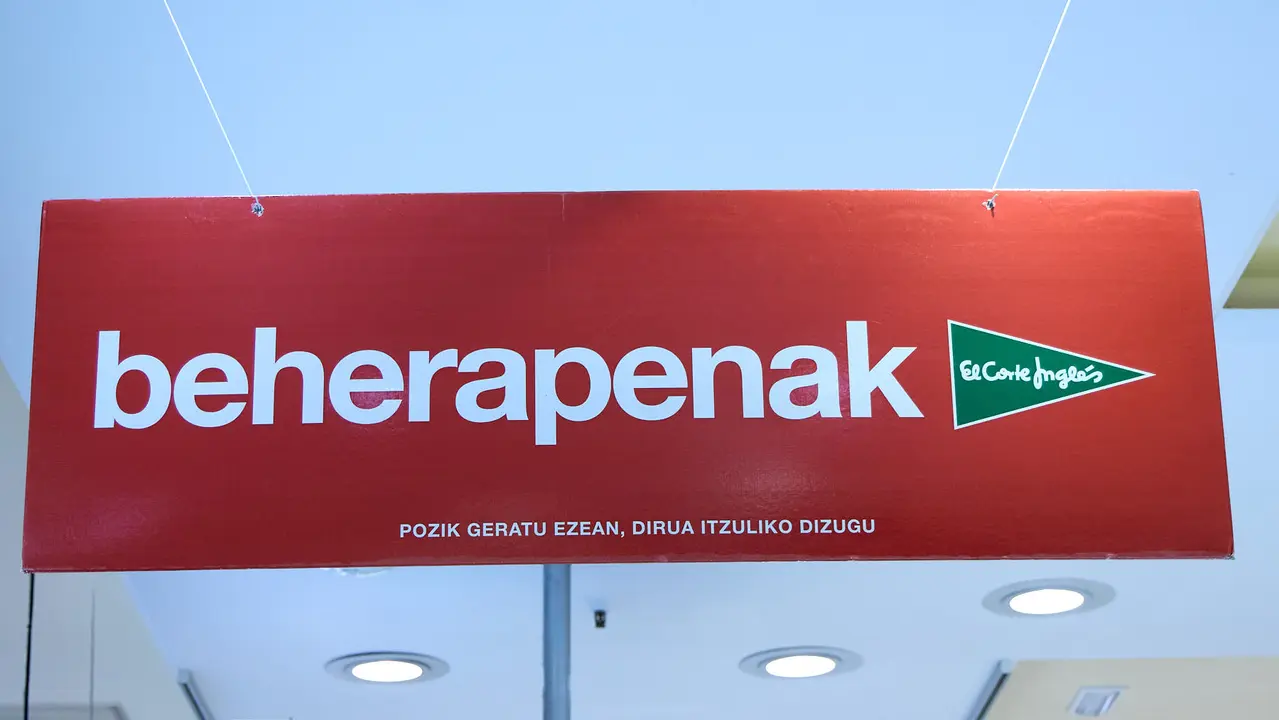 Inicio de la campaña de Rebajas de Verano en El Corte Inglés de Pamplona. IÑIGO ALZUGARAY