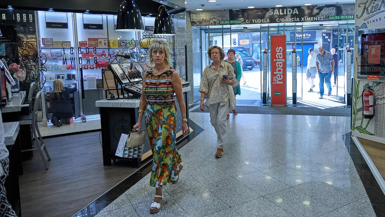 Inicio de la campaña de Rebajas de Verano en El Corte Inglés de Pamplona. IÑIGO ALZUGARAY