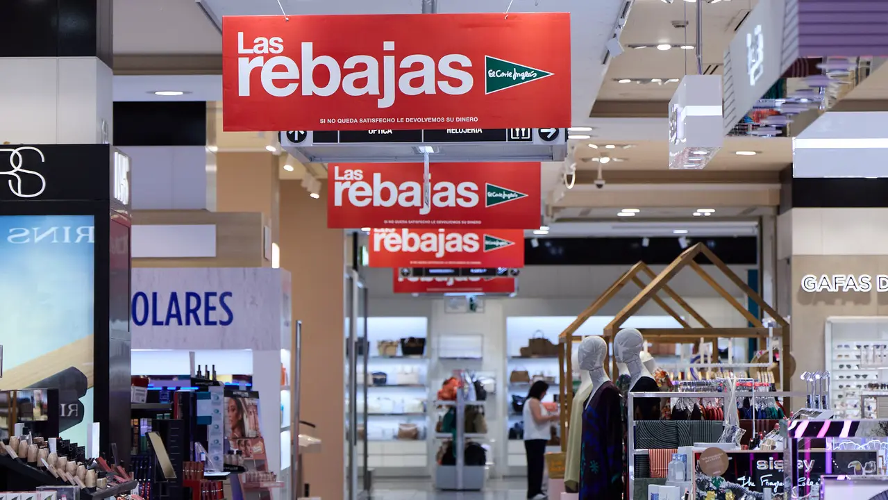 Inicio de la campaña de Rebajas de Verano en El Corte Inglés de Pamplona. IÑIGO ALZUGARAY