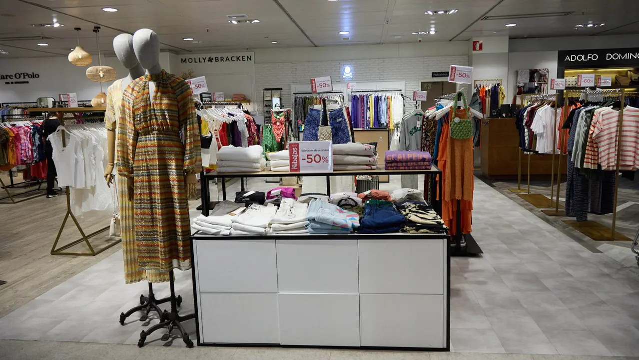 Inicio de la campaña de Rebajas de Verano en El Corte Inglés de Pamplona. IÑIGO ALZUGARAY