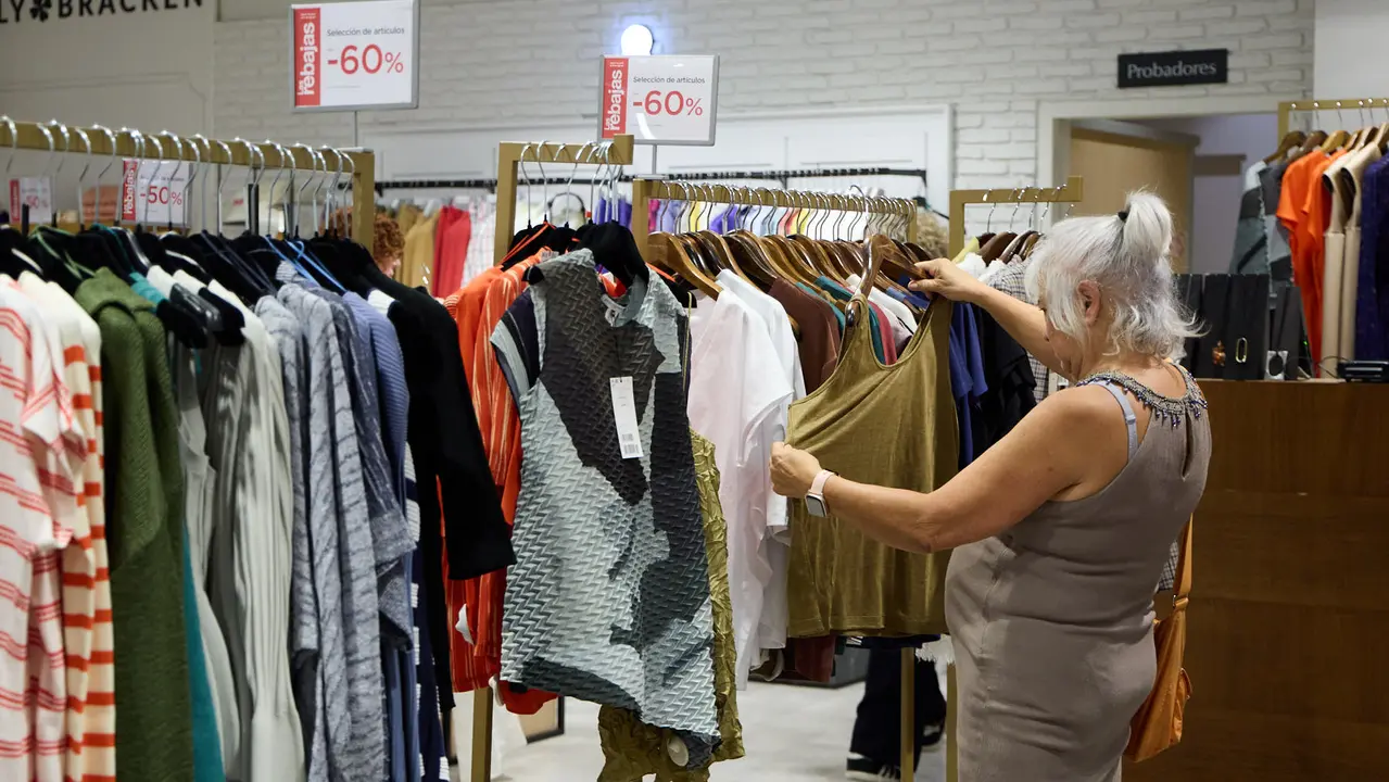 Inicio de la campaña de Rebajas de Verano en El Corte Inglés de Pamplona. IÑIGO ALZUGARAY