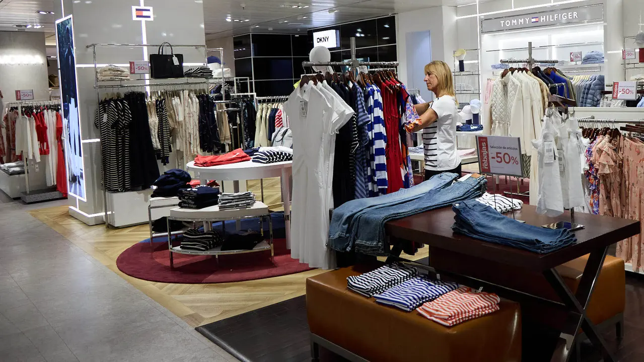 Inicio de la campaña de Rebajas de Verano en El Corte Inglés de Pamplona. IÑIGO ALZUGARAY
