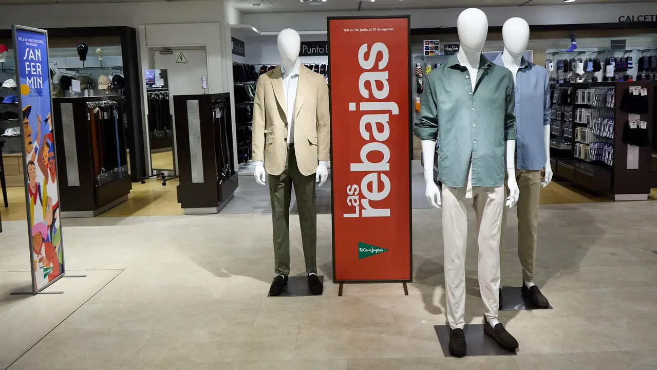 Inicio de la campaña de Rebajas de Verano en El Corte Inglés de Pamplona. IÑIGO ALZUGARAY