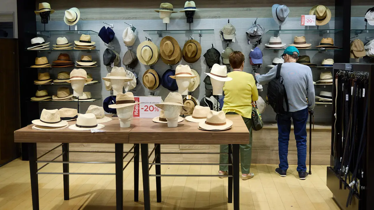 Inicio de la campaña de Rebajas de Verano en El Corte Inglés de Pamplona. IÑIGO ALZUGARAY