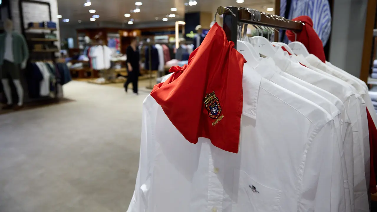 Inicio de la campaña de Rebajas de Verano en El Corte Inglés de Pamplona. IÑIGO ALZUGARAY