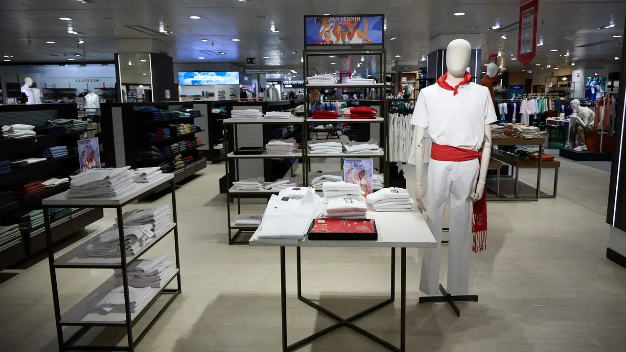 Inicio de la campaña de Rebajas de Verano en El Corte Inglés de Pamplona. IÑIGO ALZUGARAY