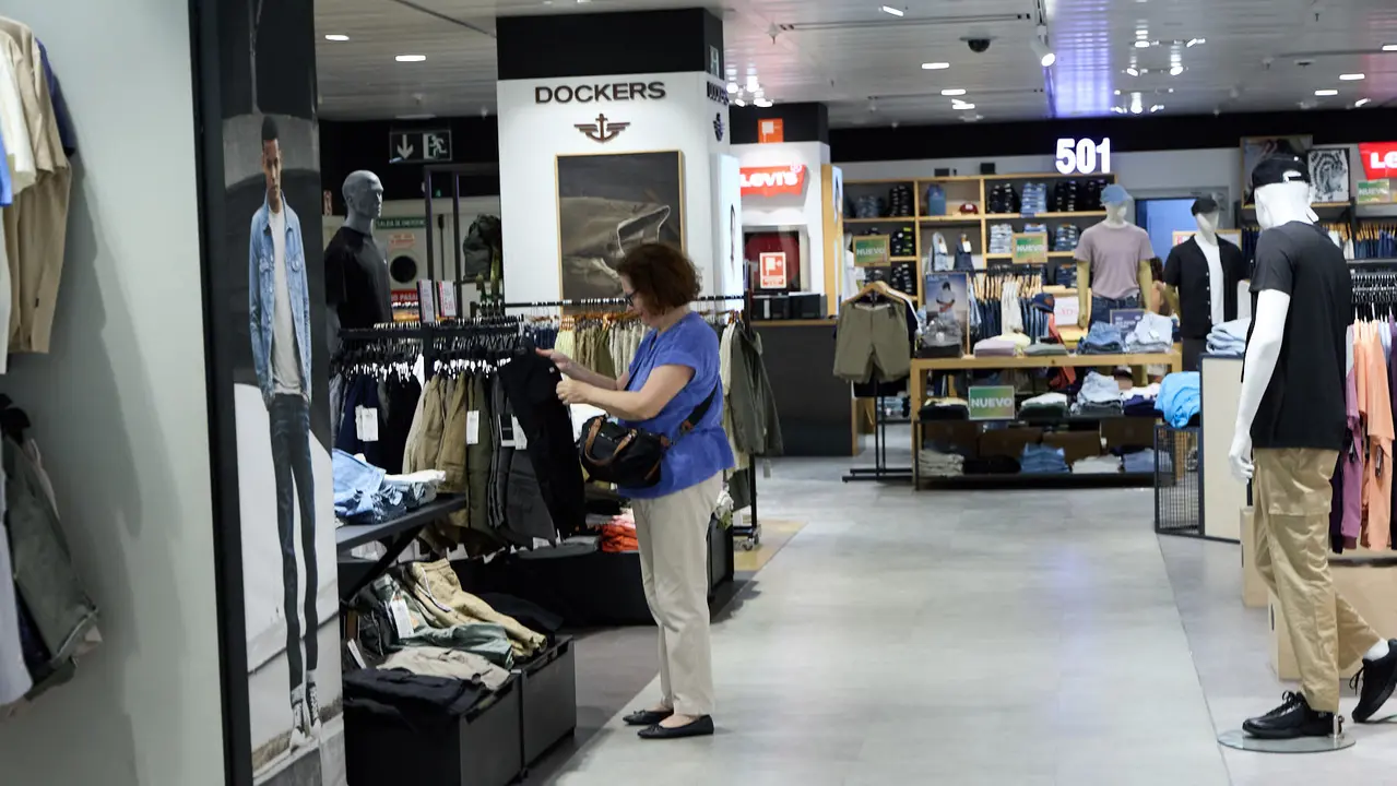 Inicio de la campaña de Rebajas de Verano en El Corte Inglés de Pamplona. IÑIGO ALZUGARAY