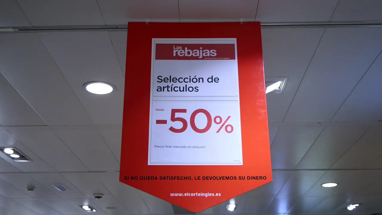 Inicio de la campaña de Rebajas de Verano en El Corte Inglés de Pamplona. IÑIGO ALZUGARAY