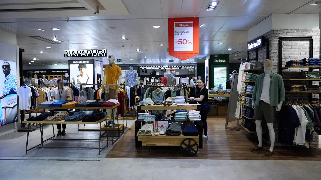 Inicio de la campaña de Rebajas de Verano en El Corte Inglés de Pamplona. IÑIGO ALZUGARAY