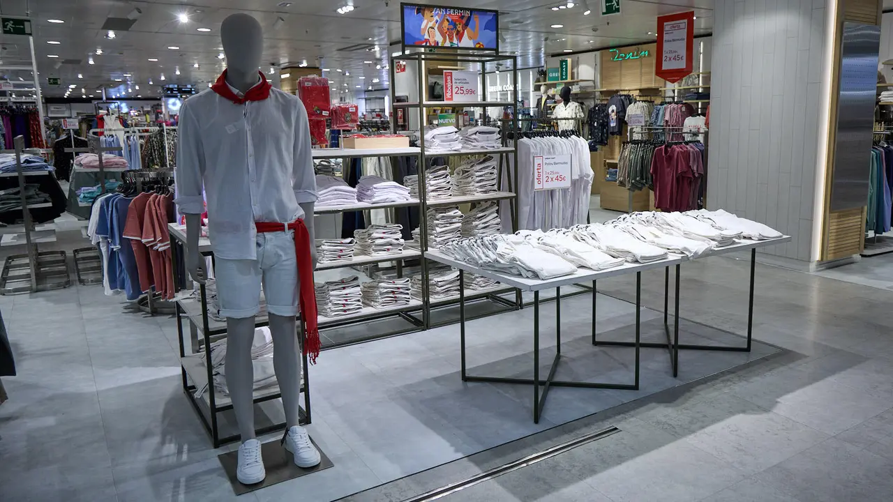Inicio de la campaña de Rebajas de Verano en El Corte Inglés de Pamplona. IÑIGO ALZUGARAY