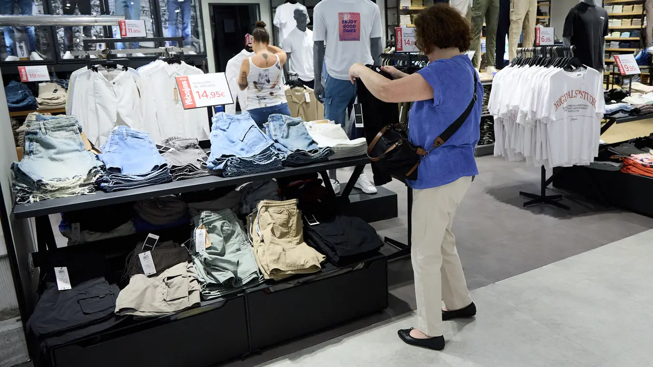 Inicio de la campaña de Rebajas de Verano en El Corte Inglés de Pamplona. IÑIGO ALZUGARAY