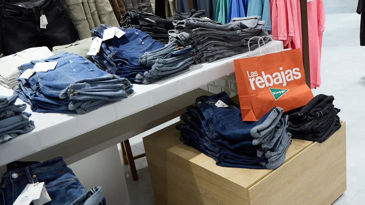 Inicio de la campaña de Rebajas de Verano en El Corte Inglés de Pamplona. IÑIGO ALZUGARAY
