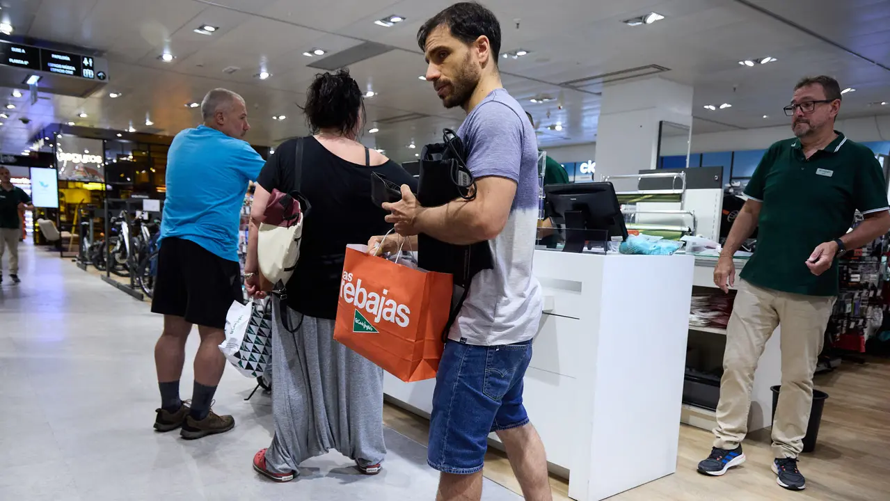 Inicio de la campaña de Rebajas de Verano en El Corte Inglés de Pamplona. IÑIGO ALZUGARAY