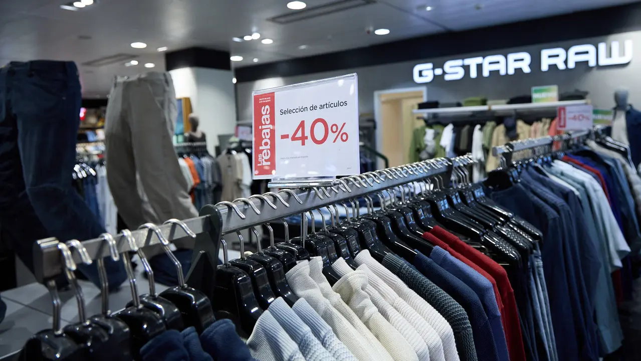 Inicio de la campaña de Rebajas de Verano en El Corte Inglés de Pamplona. IÑIGO ALZUGARAY