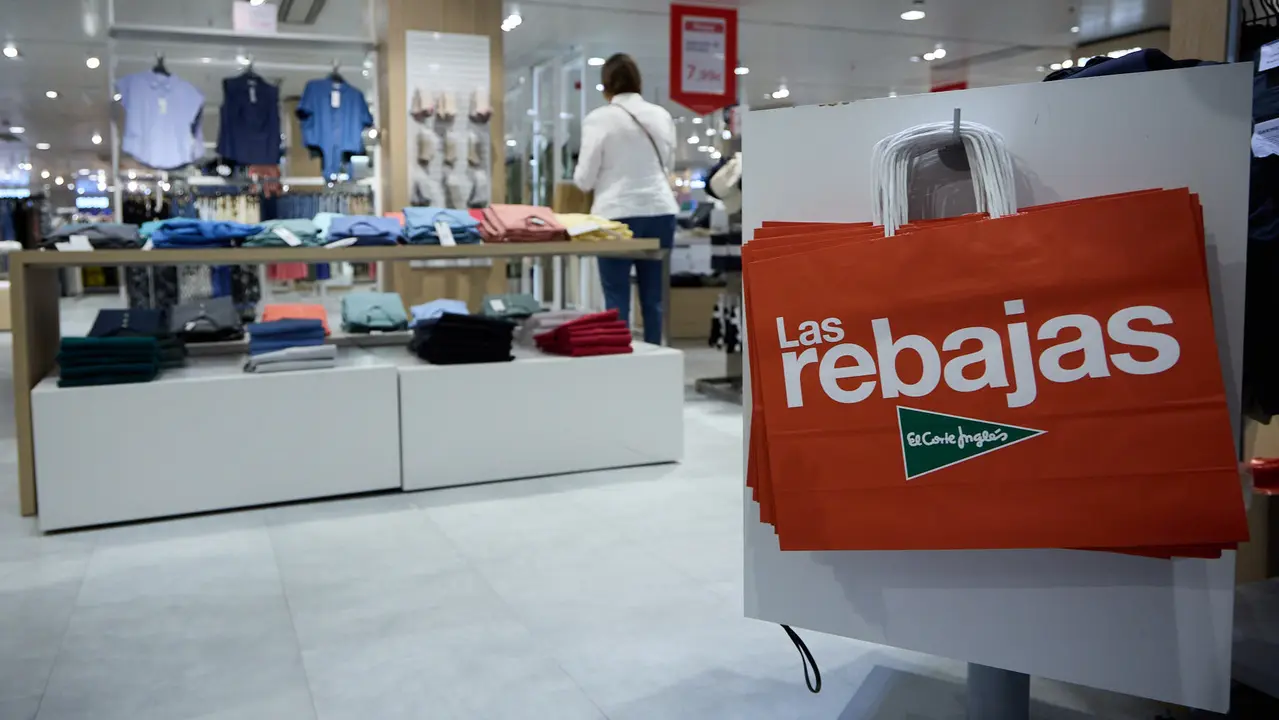 Inicio de la campaña de Rebajas de Verano en El Corte Inglés de Pamplona. IÑIGO ALZUGARAY