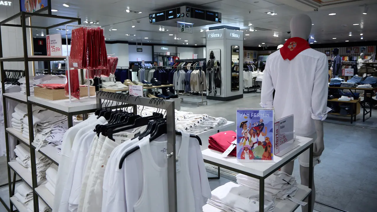 Inicio de la campaña de Rebajas de Verano en El Corte Inglés de Pamplona. IÑIGO ALZUGARAY