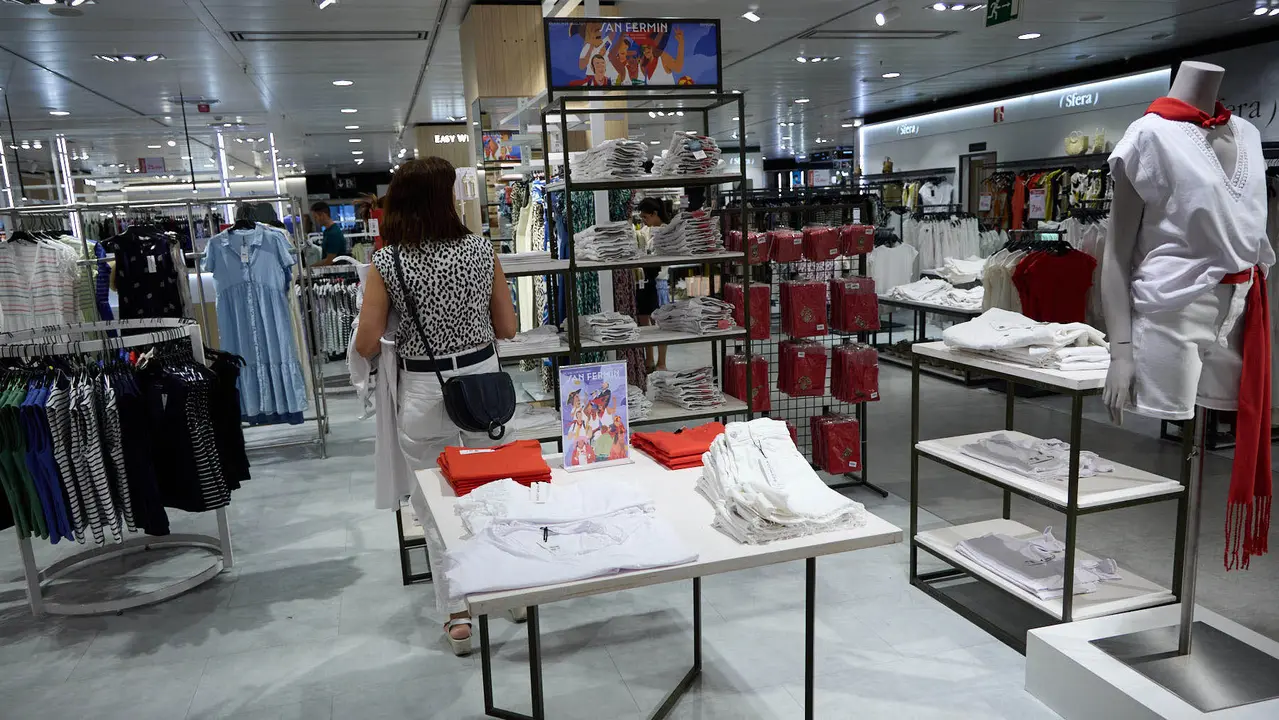 Inicio de la campaña de Rebajas de Verano en El Corte Inglés de Pamplona. IÑIGO ALZUGARAY