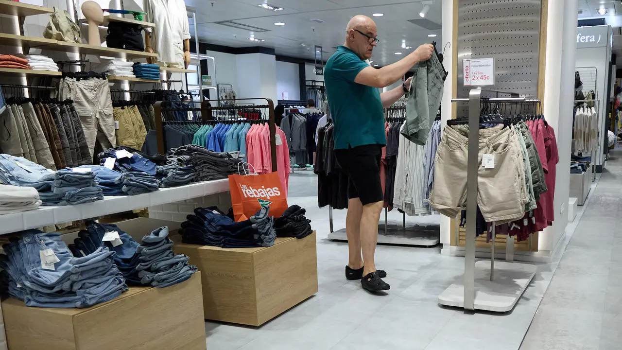 Inicio de la campaña de Rebajas de Verano en El Corte Inglés de Pamplona. IÑIGO ALZUGARAY