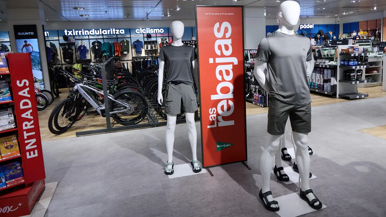 Inicio de la campaña de Rebajas de Verano en El Corte Inglés de Pamplona. IÑIGO ALZUGARAY